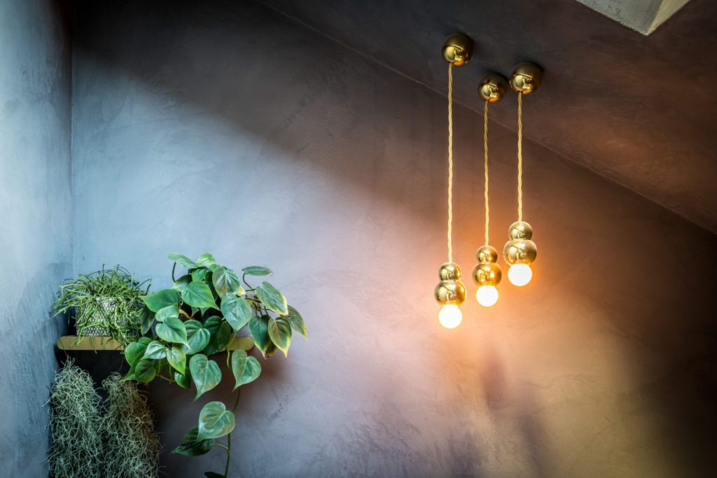 Natural elements in tadelakt bathroom design