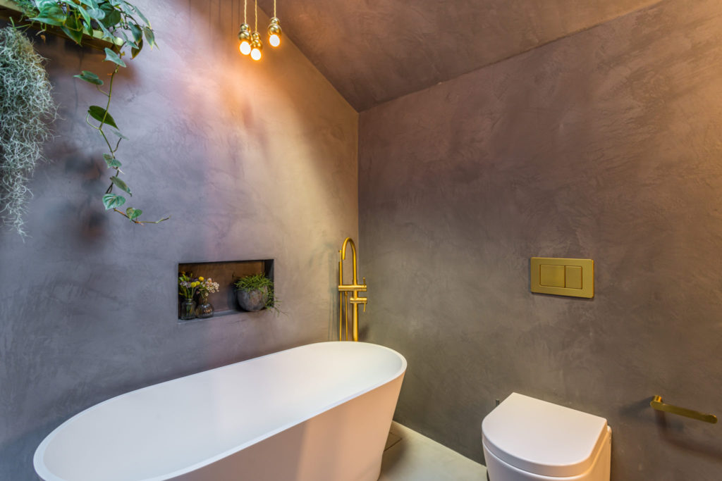 Stunning lighting in tadelakt bathroom design