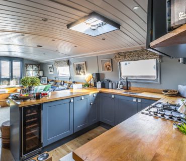 blue_kitchen_interior_in_houseboat