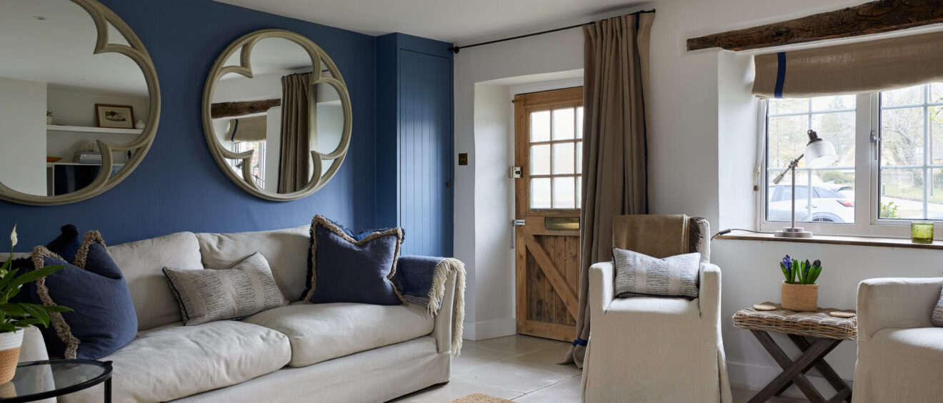 Deep blue wall paint makes a cottage more stylish