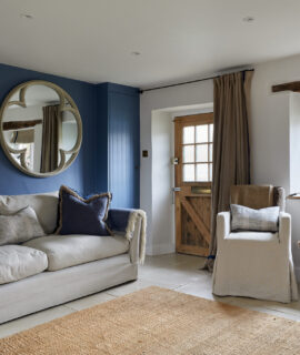 Deep blue wall paint makes a cottage more stylish